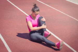 running athlete sports injury on her knee