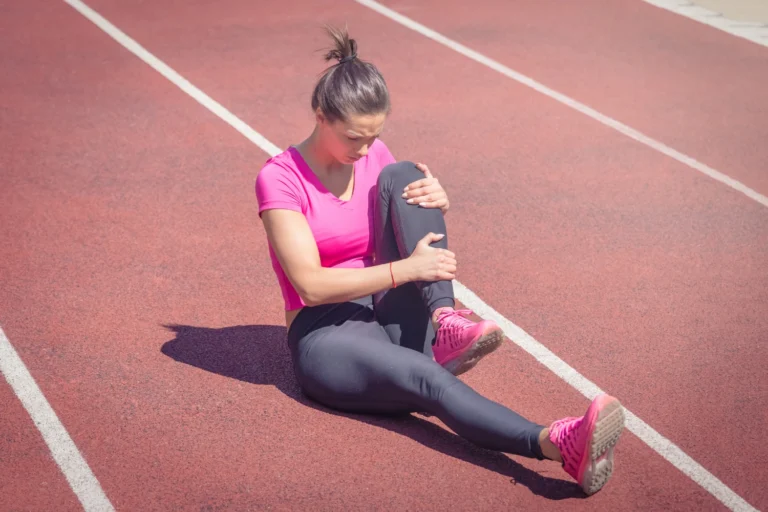 5 Essential Treatments For Sports Injuries Manchester Athletes Face: Your Complete Guide To Sports Injury First Aid 1 running athlete sports injury on her knee