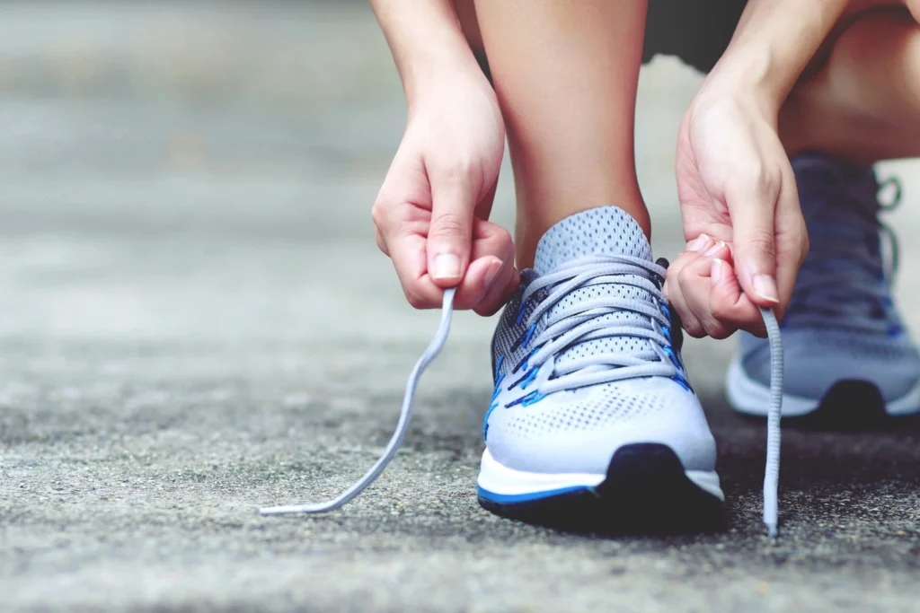 lady tiring her shoes ready for the manchester half marathon