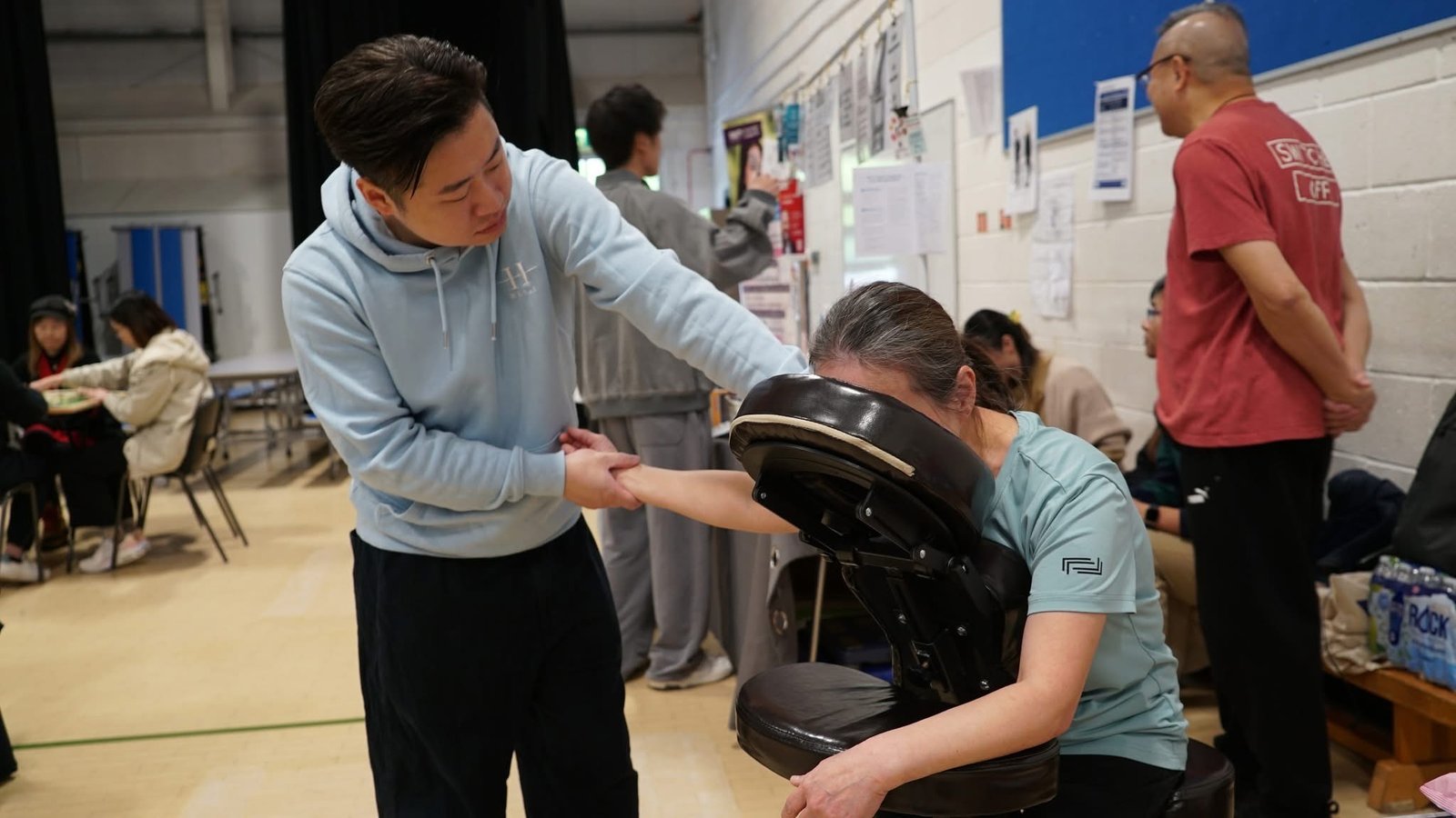 Hekas at the UK Mahjong Championship: 3 Secrets to Beating Sitting-Induced Aches and Back Pain 1 Hekas providing expert back pain treatment Manchester players needed at the venue